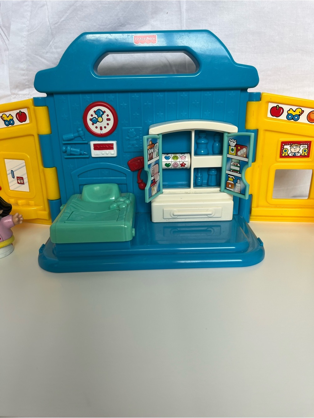 1999 Fisher Price Little People Eddies Doctor Visit office and Dr. Maria - Picture 3 of 9
